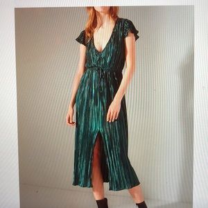 Wow 😯 Urban outfitters Metallic pleated midi 👗